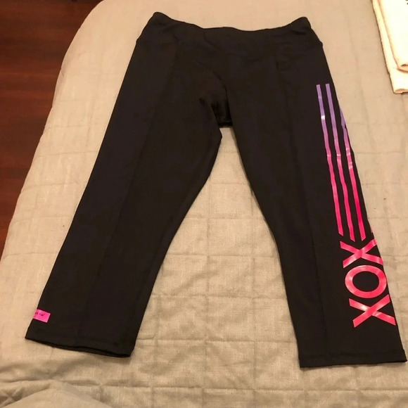 Betsey Johnson Pants - Betsey Johnson Performance cropped leggings